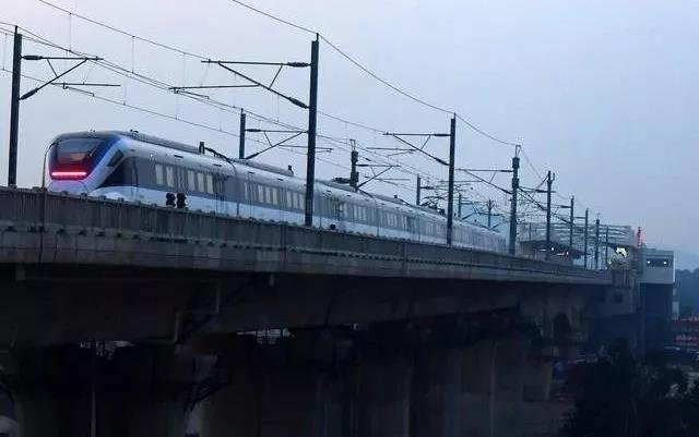 株洲火车站城际站房力争年底投入使用，长株潭城铁即将实现“公交化”运营