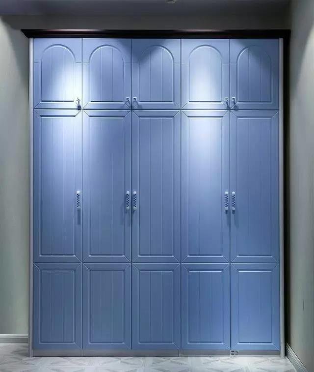 衣柜应该选择移门还是平开门，你家的是怎样选择的呢？