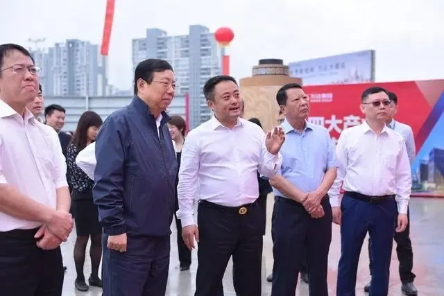 万达地产集团副总裁曲晓东向到场领导介绍项目情况