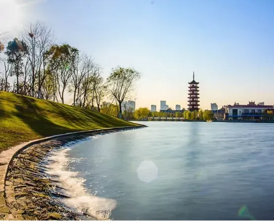 绿意环绕南山湖,清风常伴湖山源著