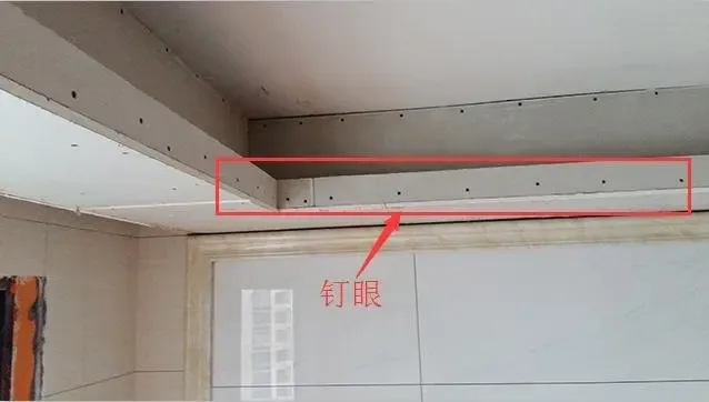 吊顶的转角处用"7"字型石膏板吊顶,这样做的好处是避免石膏板转角接缝