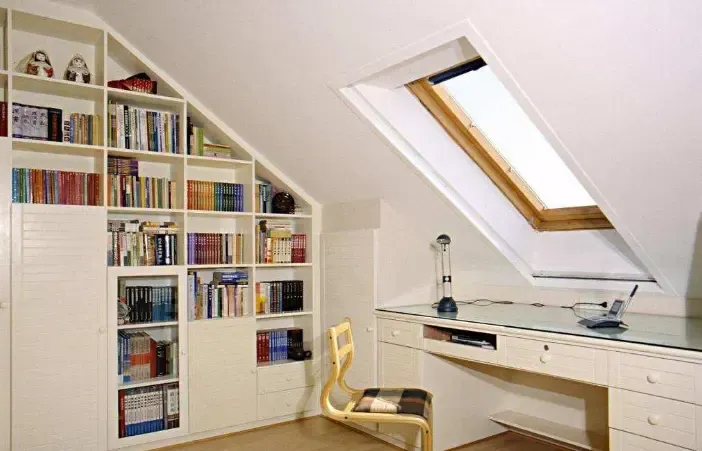 如果阁楼的空间比较小也无需过分担心,只要在设计时将书桌按照房型