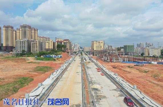 高州市桂圆东路一标段主车道及辅道的混凝土路面已基本完成