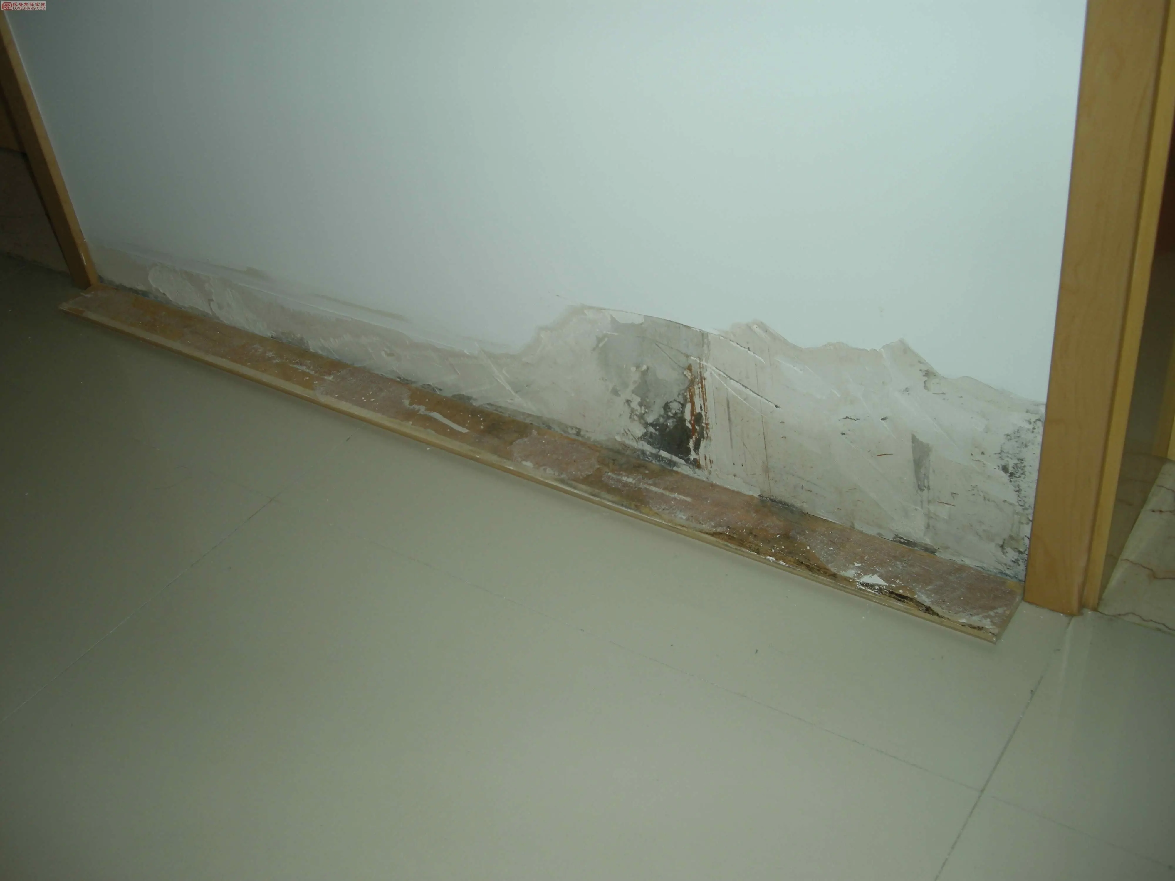 家里墙壁发霉不要傻傻花钱重新刷漆聪明人都这样做省钱又方便