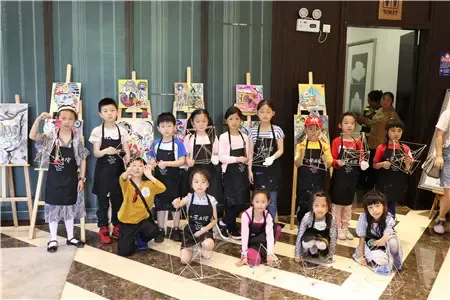 同时,保利公园联合小燕画院,通过一系列的手工制作,创意布画等形式,为