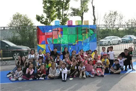 同时,保利公园联合小燕画院,通过一系列的手工制作,创意布画等形式,为