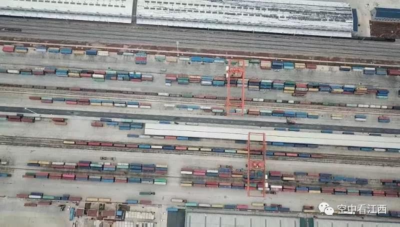 航拍赣州国际港：集装箱整装待发 场面壮观