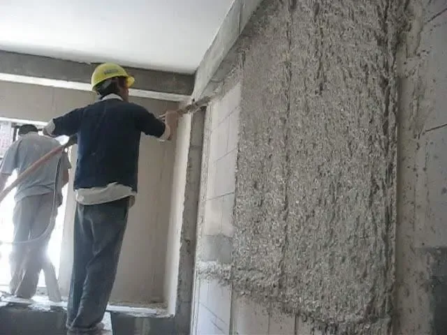 4,先将基层提前用水浇湿润,在抹灰前要注意表面不能有明水3,门窗框与