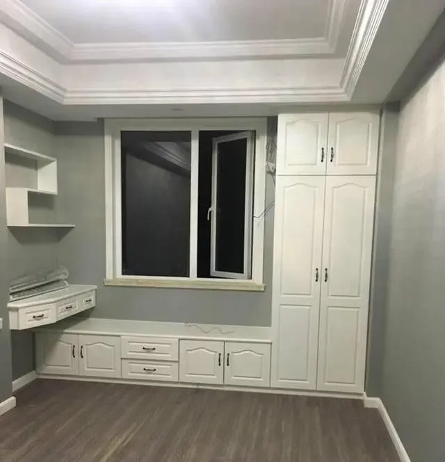 次卧床头的一侧做了一面衣柜,但比主卧要小很多.