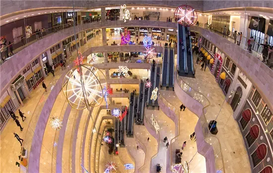 其与滨湖里在空间上的距离步行可达,仅一路之隔,且作为袍江高密的宝龙