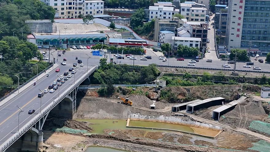 绵阳滨河南路道路综合改造工程建设顺利推进！