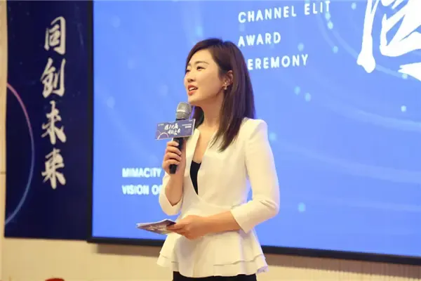 大会在一段振奋人心的水鼓舞蹈中准时拉开帷幕天洲集团营销总与天洲