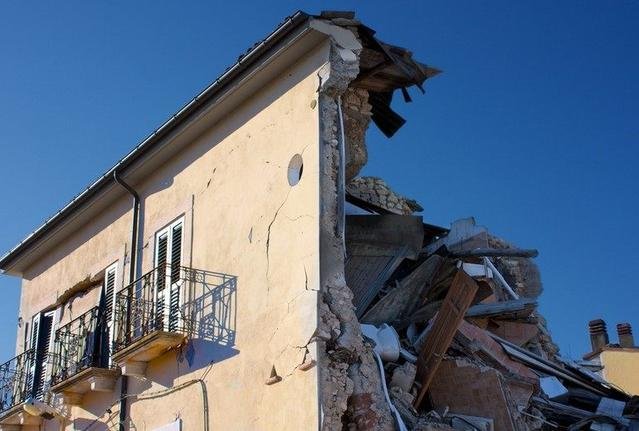 如果地震后房子没了，人还在的情况下，房贷还要继续还吗？