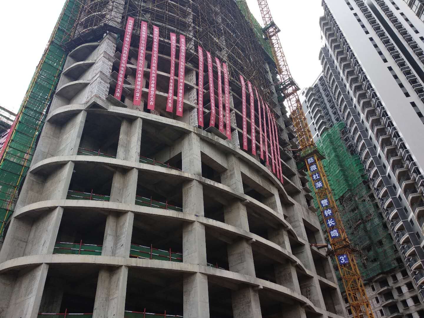 东洲·水岸豪庭|“烂尾楼”复工了！搁置五年 湘江首府今天改头换面！