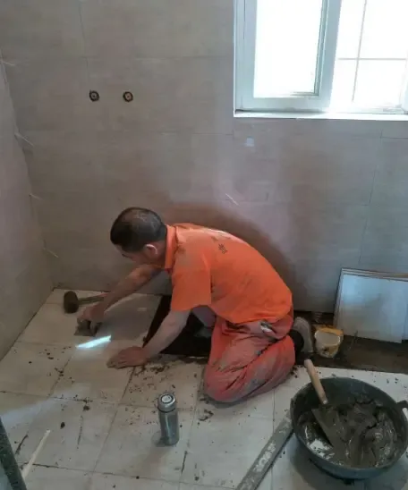 卫生间贴墙砖要有所讲究发现师傅没有这样贴砖立马叫停重装