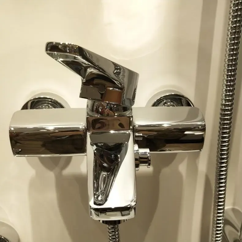 头的出水嘴还设计了内置限流器,将水流结合空气,让出水更柔和,起到