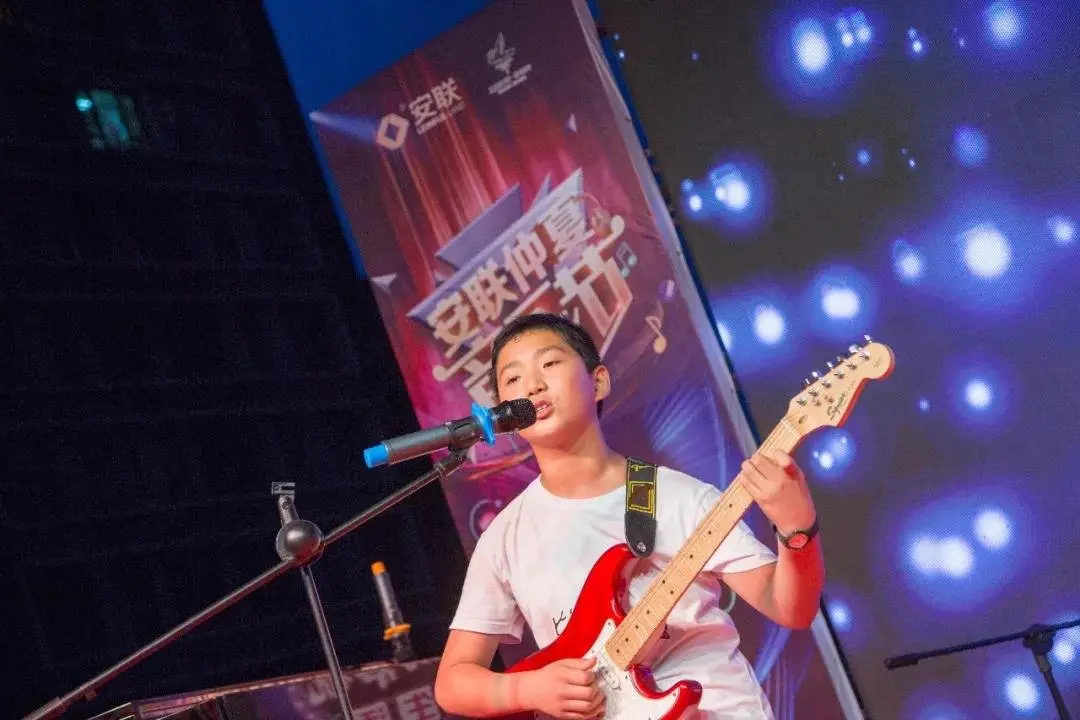 杨麟皓表演曲目《蓝莲花》《都选c》3,乐队成员:赵一涵,赵泰闵,左玉龙