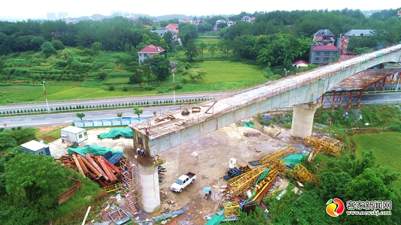 兴泉铁路平江特大桥架梁项目进展顺利