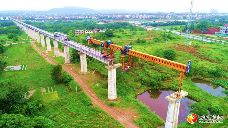 兴泉铁路平江特大桥架梁项目进展顺利