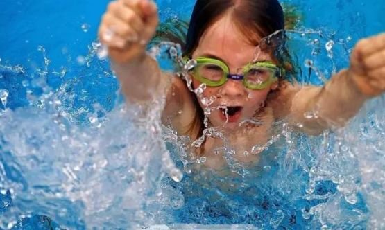 奥园玖珑湾丨趣味游泳赛，欢乐清凉度夏天！