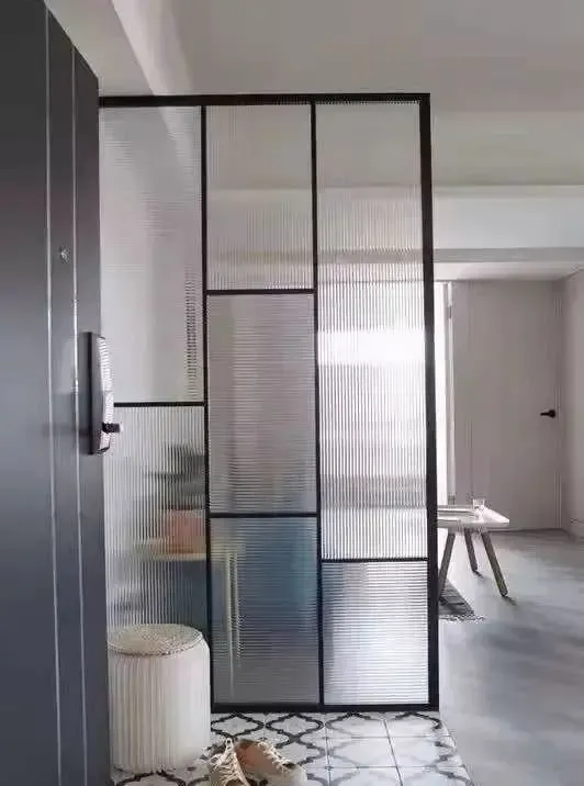 拉高空间层高竖条纹服装能让人显瘦,同理竖纹玻璃在视觉上也有拉高