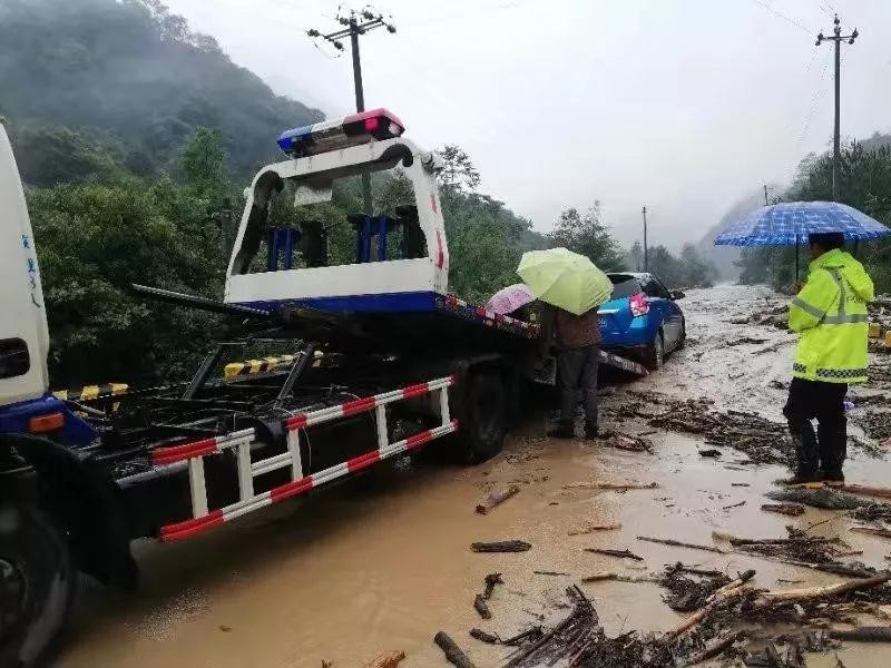 中缅边境灾情严重 腾冲边合交警全力救灾