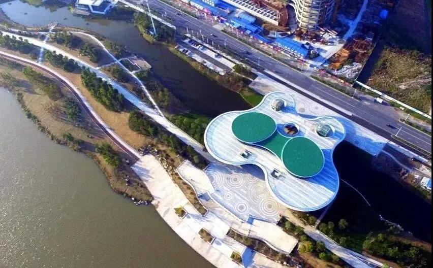 城市阳台,音乐喷泉等是城西较有代表性的项目,但也是零星几个.