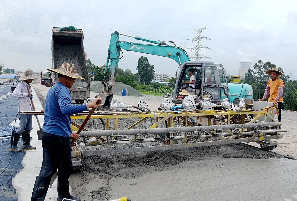 茂化快线东延线开始铺设水泥路面