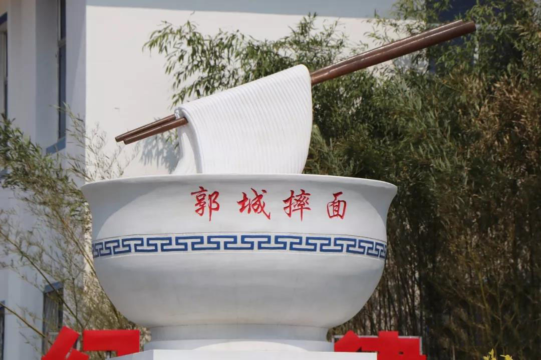 海阳郭城镇，给“一碗面条”立了个雕塑
