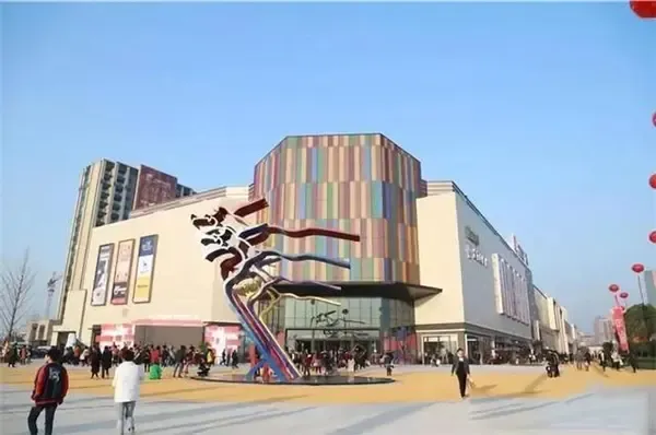 与繁华为邻,不如依繁华而居,蒲荷花苑下楼即是众安宝龙广场,随时随地