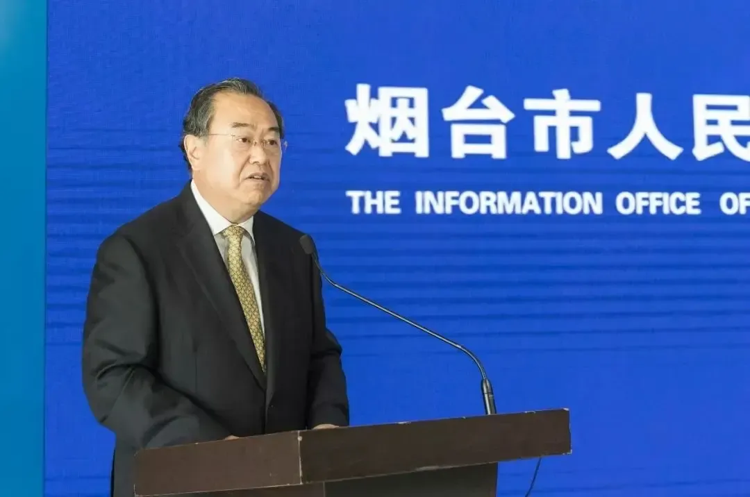 中共烟台市委宣传部常务副部长李明主持发布会