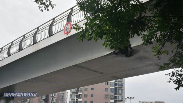 大货车超高载物撞伤二环路八角人行天桥，天桥目前禁止通行！