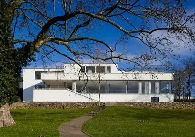 建于1928-1930,08官网villa tugendhat(图根哈特别墅)是密斯(全名