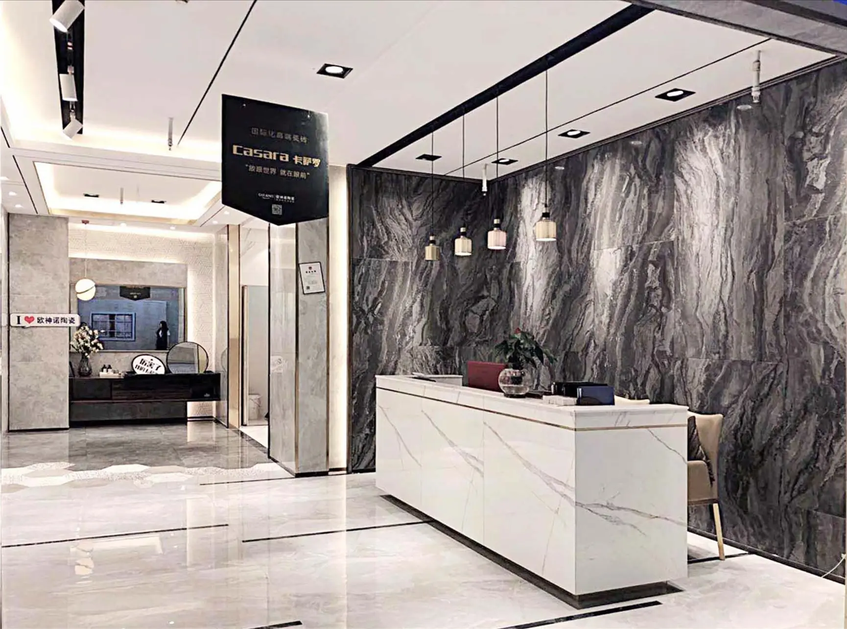 门店大堂使用了卡萨罗梦幻银灰为收银台背景,搭配卡萨罗威尼斯灰的