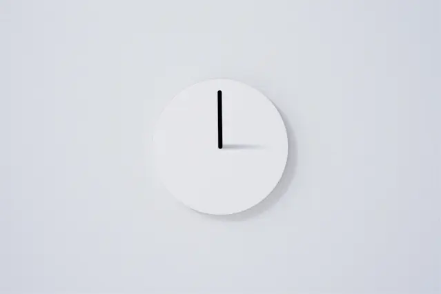 其实所谓的影子 也是是印在钟面上的 随着时间的流逝 时针和