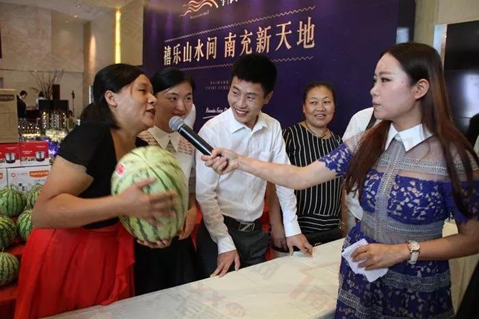 渝欧教育城|热爆了！夏日酷暑，让我们来一场西瓜雨为你降温