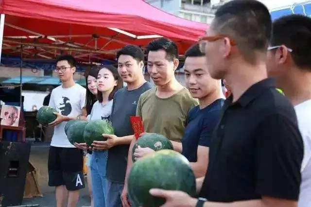 渝欧教育城|热爆了！夏日酷暑，让我们来一场西瓜雨为你降温