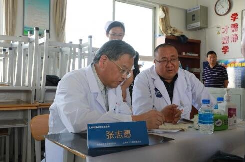 沪上40余位医疗专家与大理民众共庆第二个中国医师节