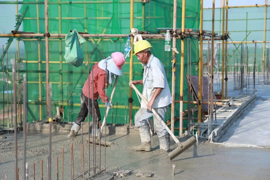 咸宁城际空间站工程播报丨致敬高温下的绿地筑房人