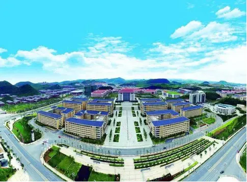 建成至目前,仅贵州师范大学花溪校区就用地2000亩,相比原宝山校区用地