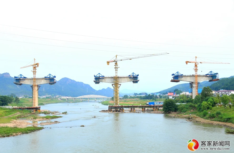 兴泉铁路石城琴江特大桥建设有序推进