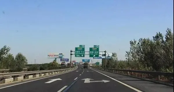 双向六车道石家庄新元高速改扩建路段今天通车了