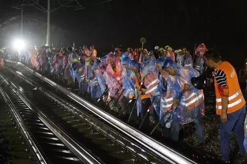 今晨，沪通铁路顺利接入宁启铁路！