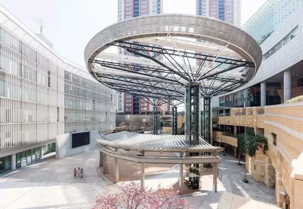 在六本木城市改造过程中,城市的空间优势被最大程度的开发出来.