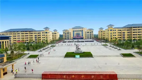 富平中学是富平县委,县政府确定的重点民生建设项目,是一所全封闭寄宿