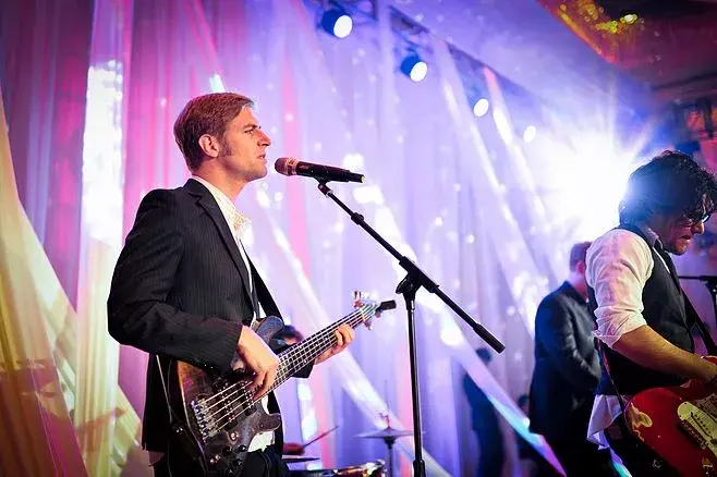 "的感觉 嘹亮的歌声,吉他表演 点燃节日火热气氛 让我们一起来rocking