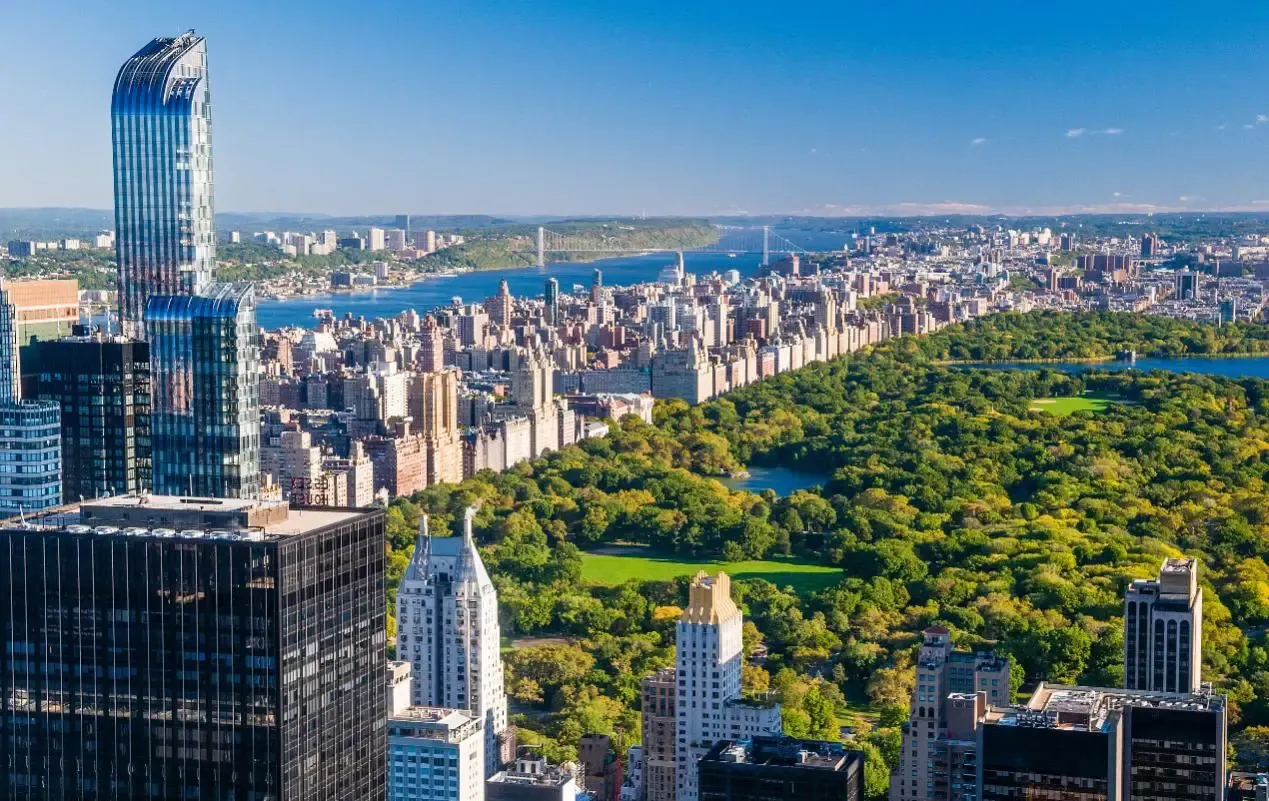 回首是华盛顿拱门,而更多的视野留给了卡耐基大厅后中央公园的葱葱