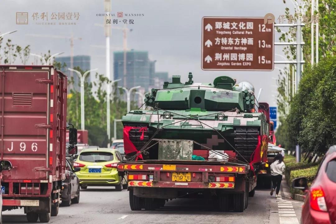 保利兵器展巡城震撼荆州，尖端武器惊现街头