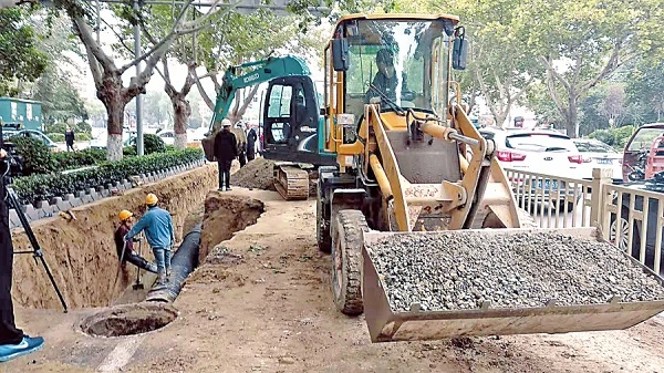 运城市区河东东街学院附中附近塌陷路面已回填完毕养护3日后，将铺油恢复通行