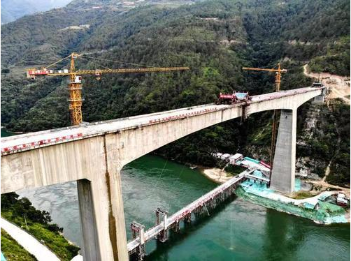 震憾!高地震烈度区世界跨度铁路双线桥在云南合龙